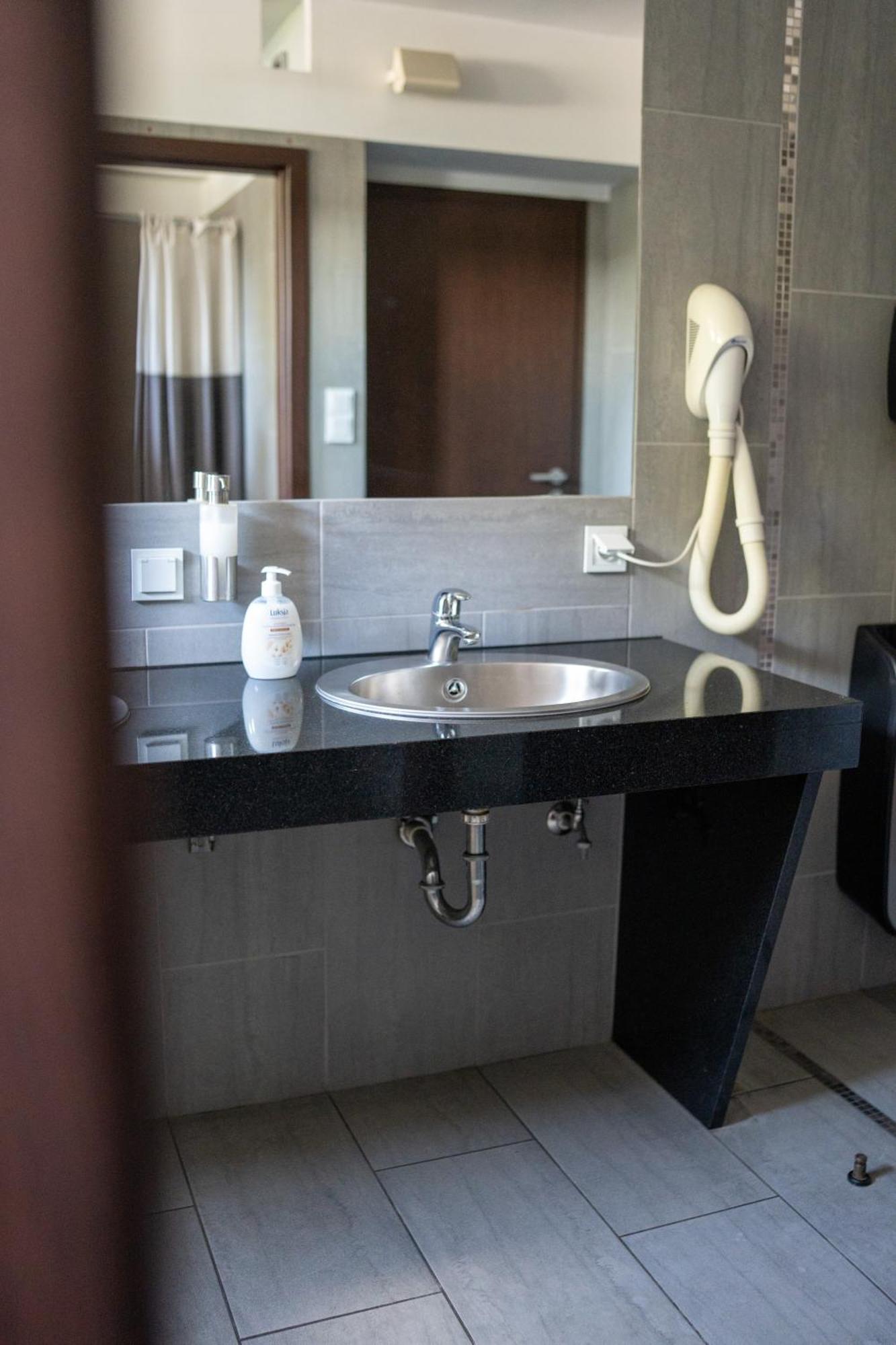 Aparthotel Strefa Budget ティヒ エクステリア 写真